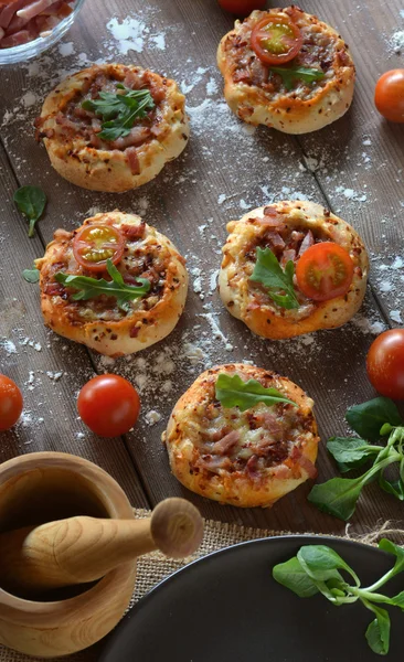 Mesa rústica com mini pizzas de bacon — Fotografia de Stock