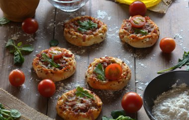 Mini pizza domuz pastırması ile rustik masa