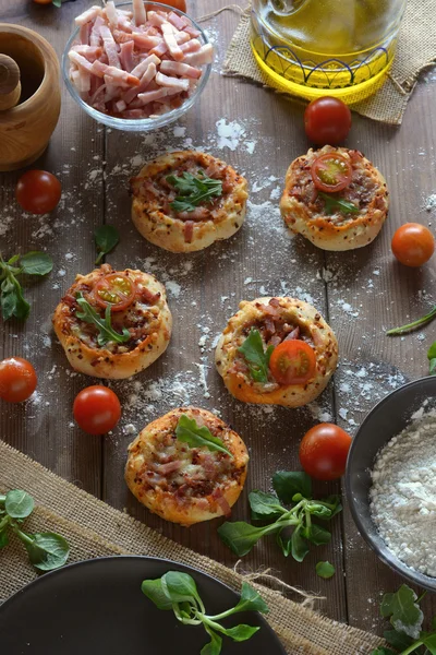 Table rustique avec mini pizzas de bacon — Photo