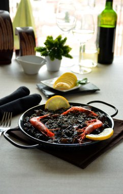 paella pirinç kalamar ile siyah