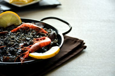 paella pirinç kalamar ile siyah