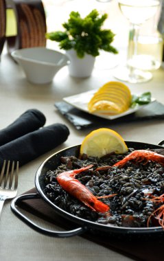 paella pirinç kalamar ile siyah
