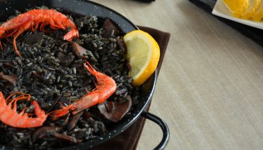 paella pirinç kalamar ile siyah