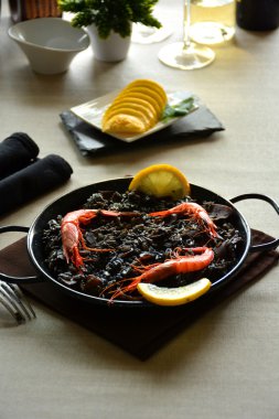 paella pirinç kalamar ile siyah