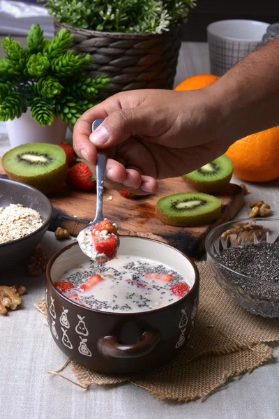 Zubereitung von Frühstück mit Haferflocken — Stockfoto