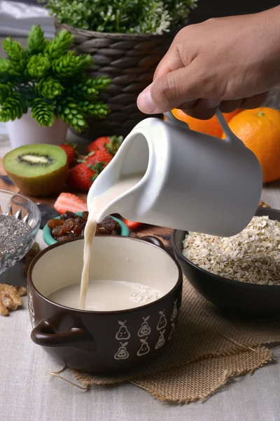 Preparación del desayuno con copos de avena — Foto de Stock