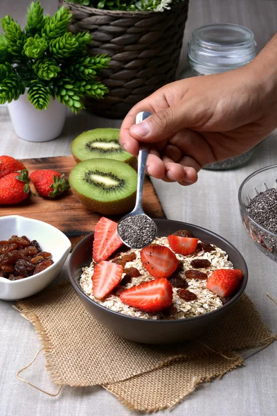 Preparación del desayuno con copos de avena — Foto de Stock