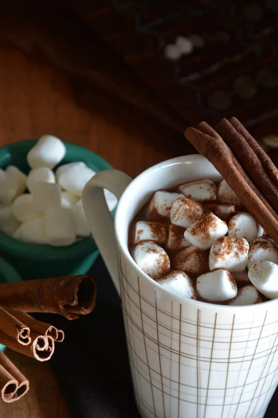 Coupe de chocolat chaud avec guimauves — Photo