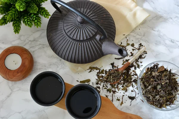 Tazas de té negro con tetera — Foto de Stock