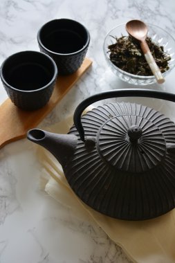 siyah çay çaydanlık ile bardak