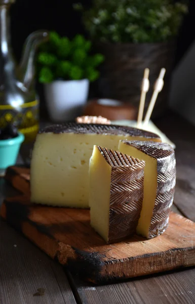 Pedaços de queijo manchego curado — Fotografia de Stock