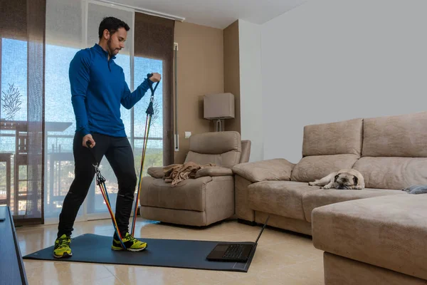 Homem Latino Fazendo Treino Sua Sala Estar Com Elástico Enquanto — Fotografia de Stock