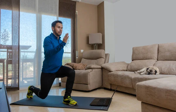 Latijnse Man Het Doen Van Een Training Zijn Woonkamer Met — Stockfoto