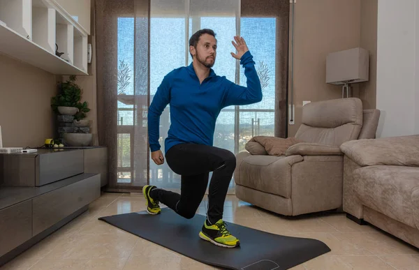 Hombre Latino Haciendo Entrenamiento Sala Estar Hace Abdominales Estiramientos Sentadillas —  Fotos de Stock