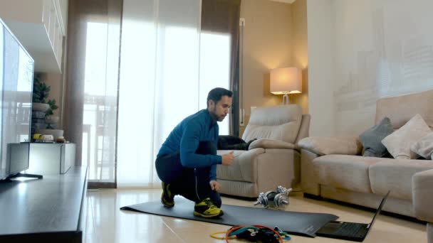 Lateiner Der Seinem Wohnzimmer Mit Einem Gummiband Trainiert Während Einem — Stockvideo