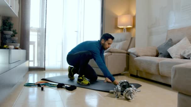 Lateiner Der Seinem Wohnzimmer Mit Einem Gummiband Trainiert Während Einem — Stockvideo