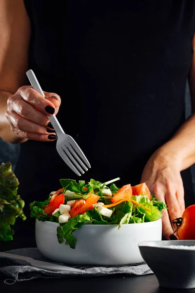 Mujer Preparando Una Ensalada Con Tomates Lechuga Aceite Oliva Sal Imagen De Stock