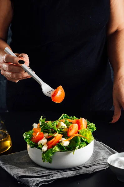 Mujer Preparando Una Ensalada Con Tomates Lechuga Aceite Oliva Sal — Foto de Stock