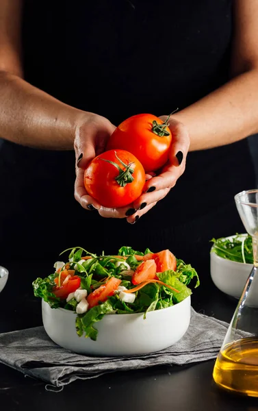 Mujer Sosteniendo Par Tomates Para Agregarlos Ensalada Para Comer Concepto — Foto de Stock