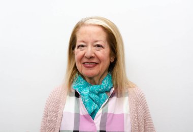 78 yaşından büyük bir büyükannenin portresi. Beyaz arka planda gülümsüyor.