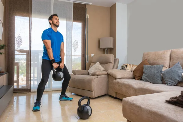 Homem Latino Realizando Treino Cross Fit Casa Com Par Kettlebells — Fotografia de Stock