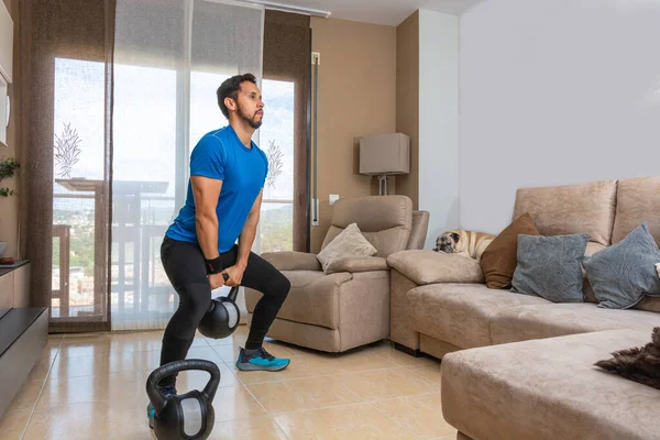 Homem Latino Realizando Treino Cross Fit Casa Com Par Kettlebells Imagem De Stock