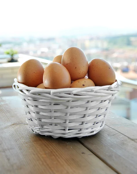 Eier in einem weißen Weidenkorb — Stockfoto