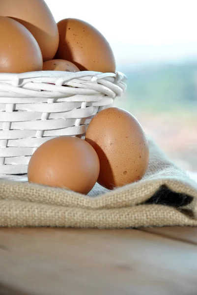 Eier in einem weißen Weidenkorb — Stockfoto