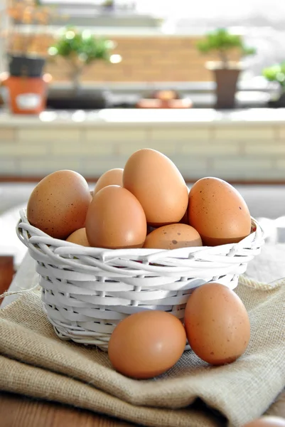 Eier in einem weißen Weidenkorb — Stockfoto