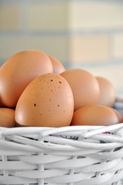yumurta beyaz hasır sepet içinde 