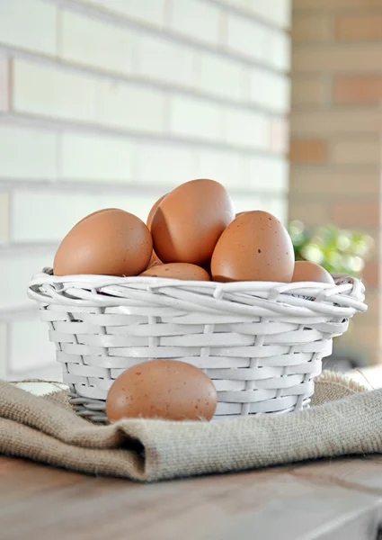 Huevos en una cesta de mimbre blanca — Foto de Stock