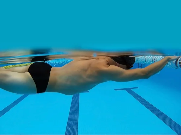 Junge Schwimmerin im Becken — Stockfoto