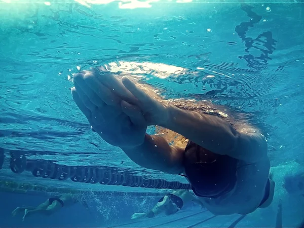 Joven nadador en la piscina —  Fotos de Stock