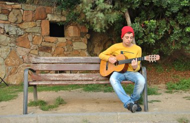 modern müzisyen gitar ile poz