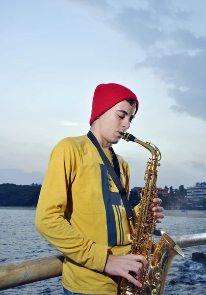 Moderní hudebník pózuje s jeho saxofon — Stock fotografie