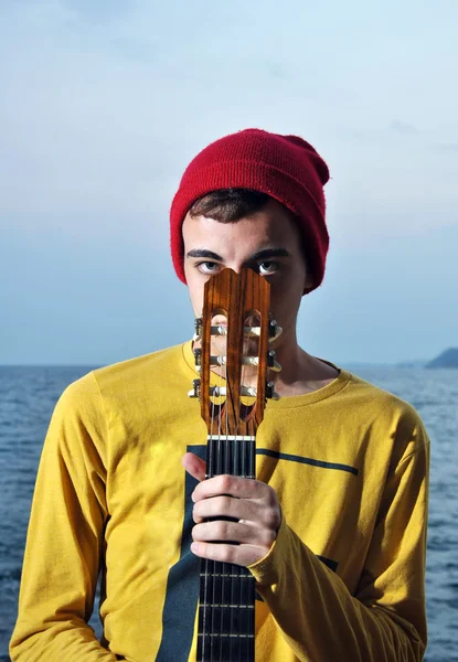 Musicista moderno posa con la sua chitarra — Foto Stock