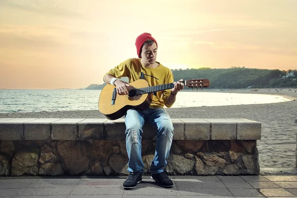 Musicista moderno in posa con chitarra hish — Foto Stock