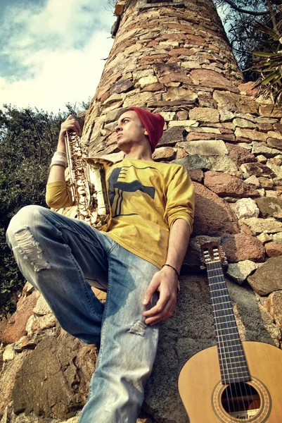 Modern musician posing with his saxophone — Stock Photo, Image