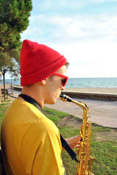 Músico moderno posando com seu saxofone — Fotografia de Stock