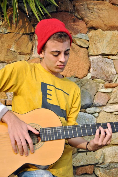 Músico moderno posando com sua guitarra — Fotografia de Stock