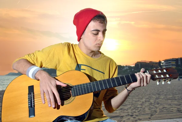 Modern musician posing with his guitar — Stock Photo, Image