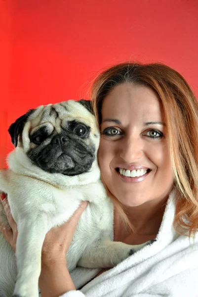 Portret van mooie vrouw knuffelen haar hond — Stockfoto