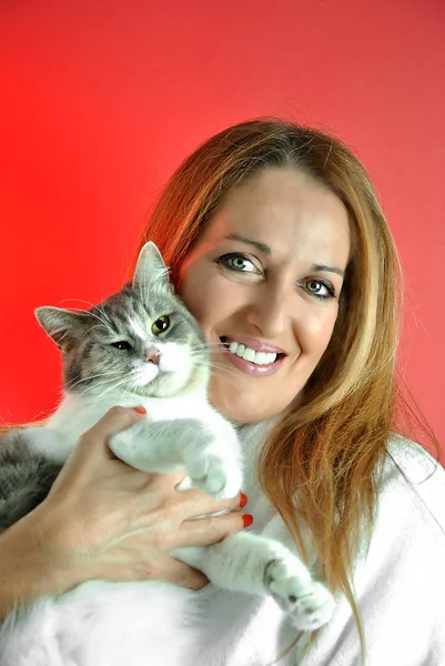 Ritratto di bella donna che abbraccia il suo gatto — Foto Stock