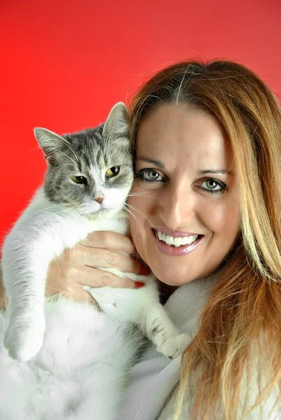 Portrét krásné ženy, objal její kočka — Stock fotografie