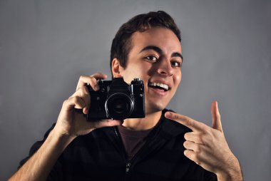 Analog kamera ile genç fotoğrafçı 