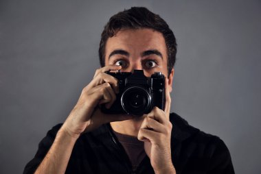 Analog kamera ile genç fotoğrafçı 