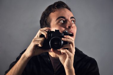 Analog kamera ile genç fotoğrafçı 