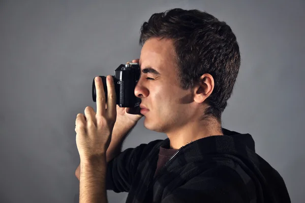 Junger Fotograf mit analoger Kamera — Stockfoto