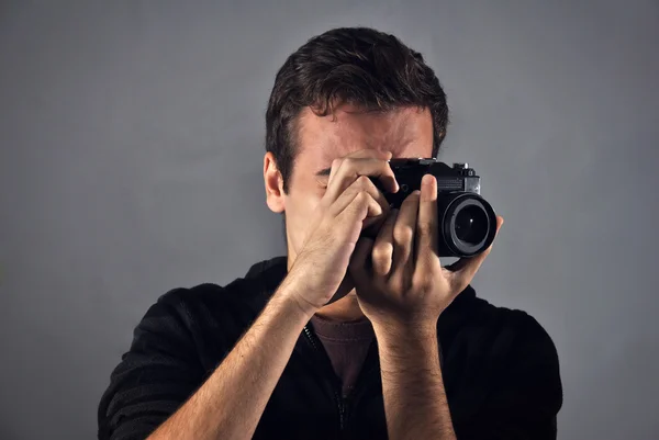 Junger Fotograf mit analoger Kamera — Stockfoto