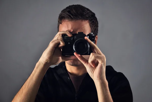 Junger Fotograf mit analoger Kamera — Stockfoto